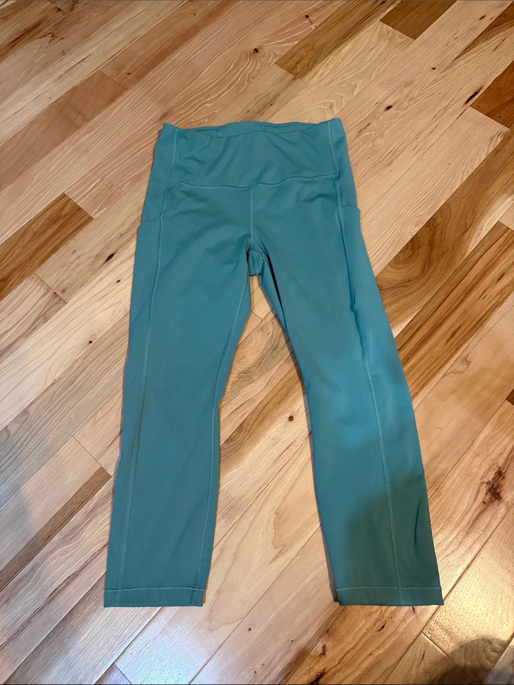 Athleta Ultimate Stash Pocket Capri Leggings
Size Small | Teal